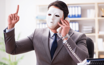 Man holding a telephone with a mask on his face